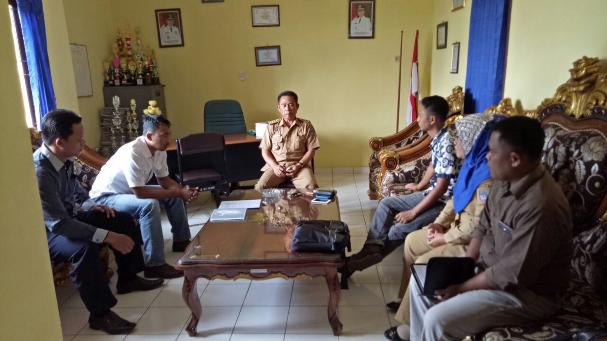 Nicko17Bagoes's tweet photo. Rakor Kecamatan Bp.Peliung dg Camat Kasi PMD dan Pendamping Desa dan Lokal Desa
Guna penyelarasan Program
#ManfaatDanaDesa 
#Kab.OKUTimur
@jokowi 
@KemenDesa 
@tppindonesia https://t.co/AB4F6ejWua