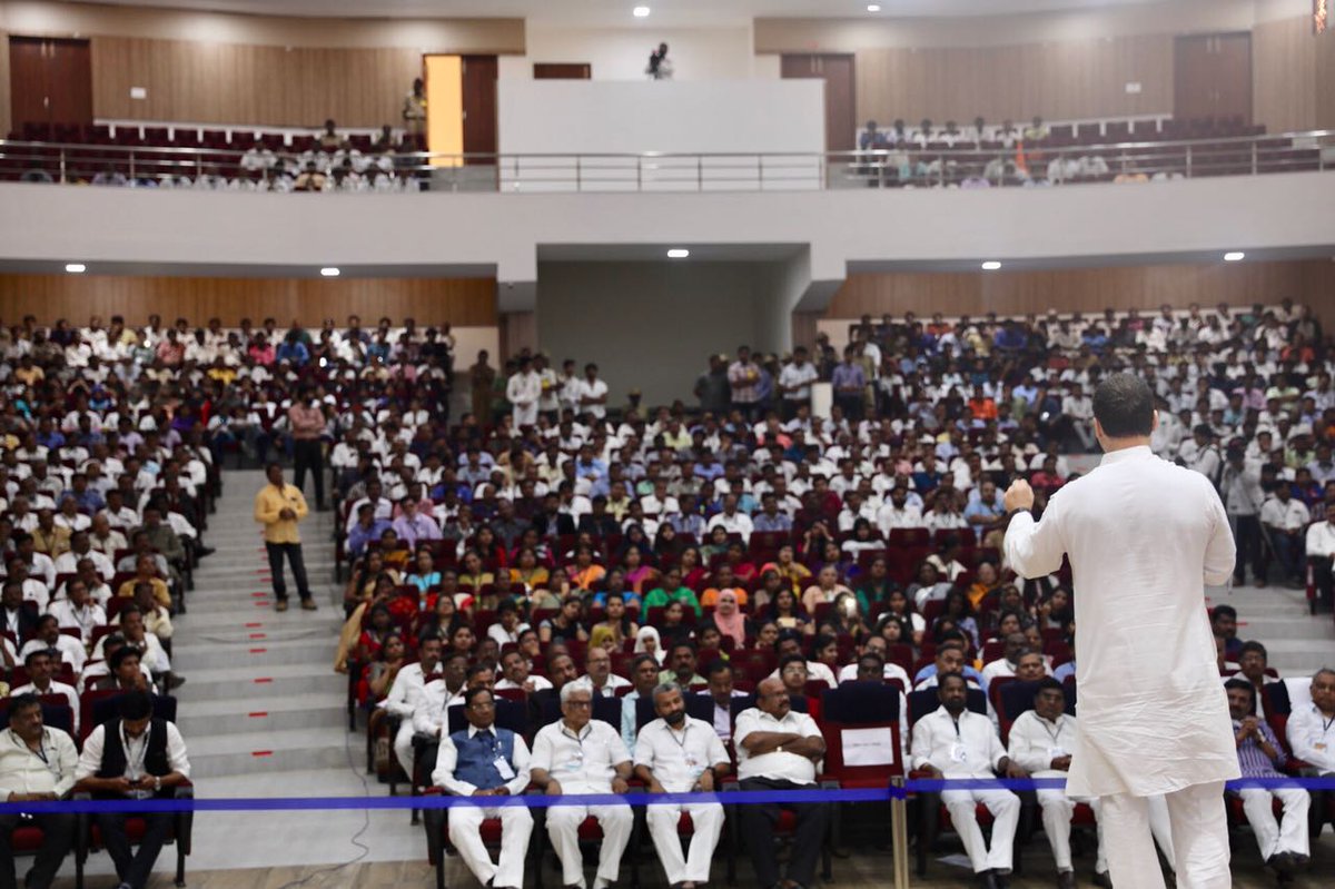 We asked Modi govt to do a pilot test of GST and urged them to not impose an untested policy on the people. But they did not listen. We will simplify the GST: CP Rahul Gandhi
#JanaAashirwadaYatre 
#KayakaveKailasa