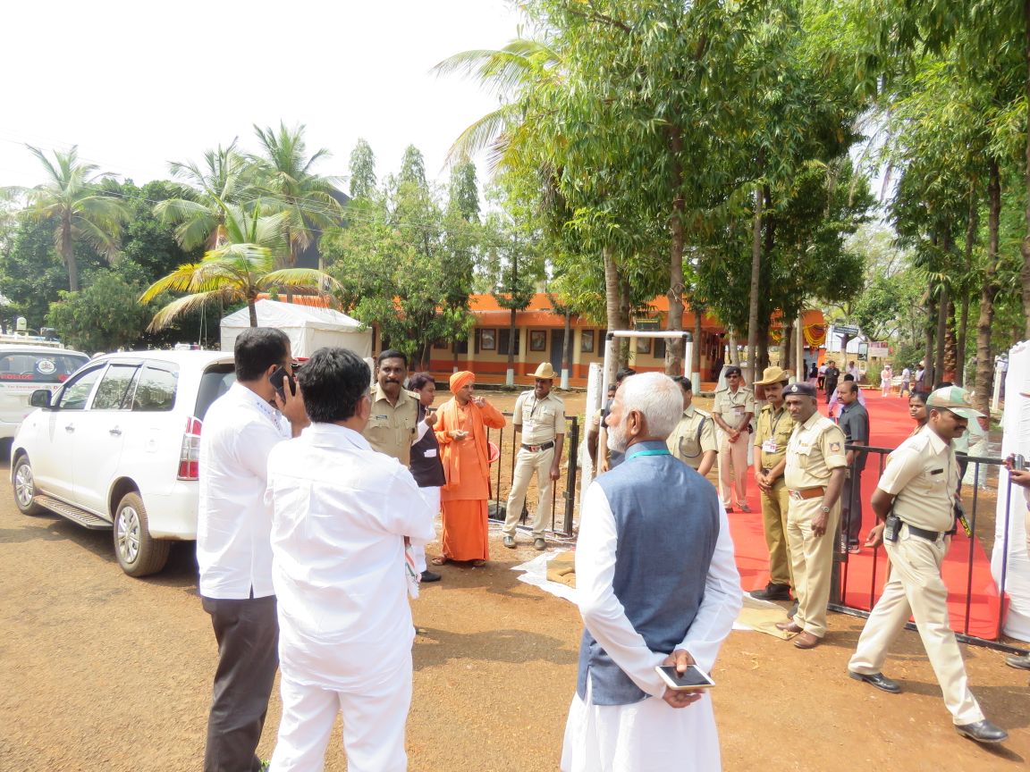 Awaiting the arrival of Congress President Shri Rahul Gandhi to Basavakalyan in Bidar District. #KayakaveKailasa