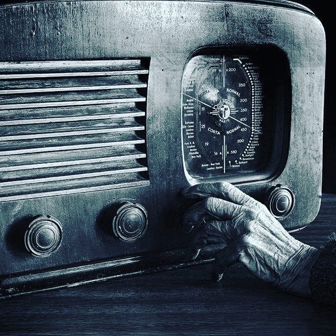 1961_pilar's tweet photo. Ella nos acompaña a lo largo de nuestra vida, nos hace reír y llorar. Nos informa. Con ella bailamos, desayunamos, viajamos, trabajamos y nos vamos a dormir. Siempre fiel, nunca nos abandona. Es la radio. 

¡Feliz Día Mundial de la Radio!

#DiaMundialDeLaRadio 
#VAFlorDePiel https://t.co/QqZc8z0ZML