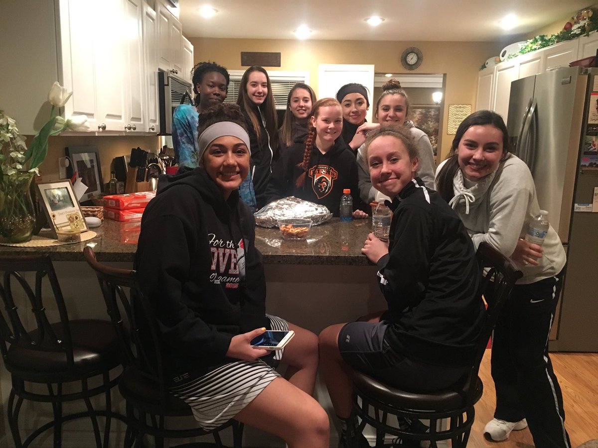 amythornton_5's tweet photo. Blessed to host these awesome girls for team dinner tonight! Praying for a great game tomorrow!πππΌπ #ekuhoops https://t.co/3LVpsH4VSR