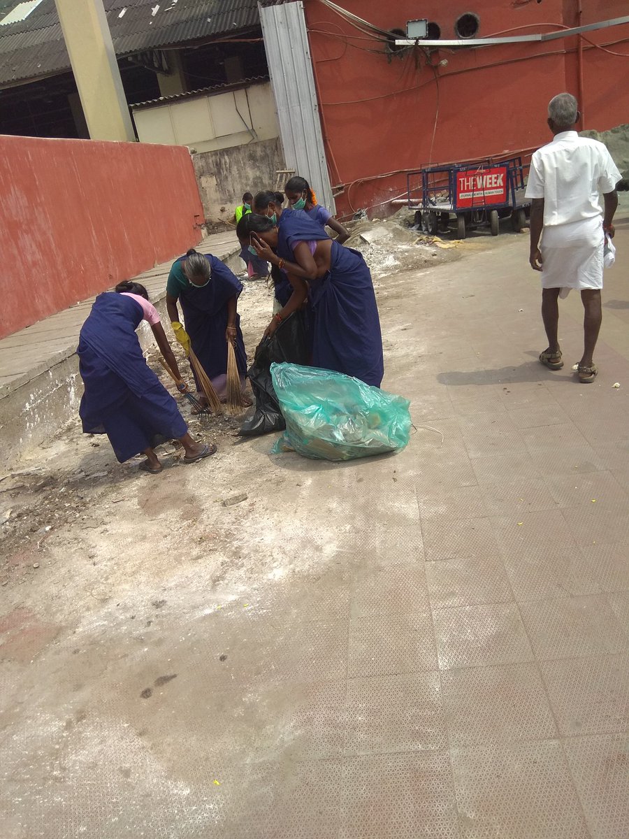 PKNiwari's tweet photo. @LoversRailways @PMOIndia @narendramodi @RailMinlndia @PiyushGoyal @AshwaniLohani @GMSRailway @DrmChennai @rpfsrly @rpfcr Thanks a lot sir cleaning is being done now https://t.co/FxBQoRzDr9