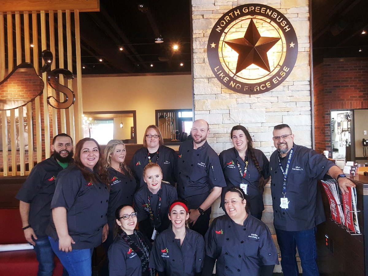 ChiliheadDurst's tweet photo. #DayOne and done here at @Chilis @n_greenbush. What an awesome team! These #nrotrainers aren't too shabby themselves!! @ChilisJobs #chilislove #chilisgrow #workhappy https://t.co/s63W8GRzVW