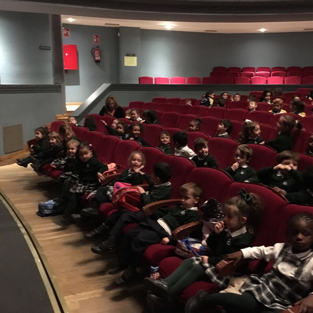 ColegioVedrunaV's tweet photo. Los pequeños del colegio está mañana han asistido al teatro Federico García Lorca de Getafe, a ver la obra teatral "three little pigs". #somosvedrunaThe smallest ones went to the theatre Federico Garcia Lorca in Getafe, they saw “Three little pigs”. https://t.co/OocweboFdq