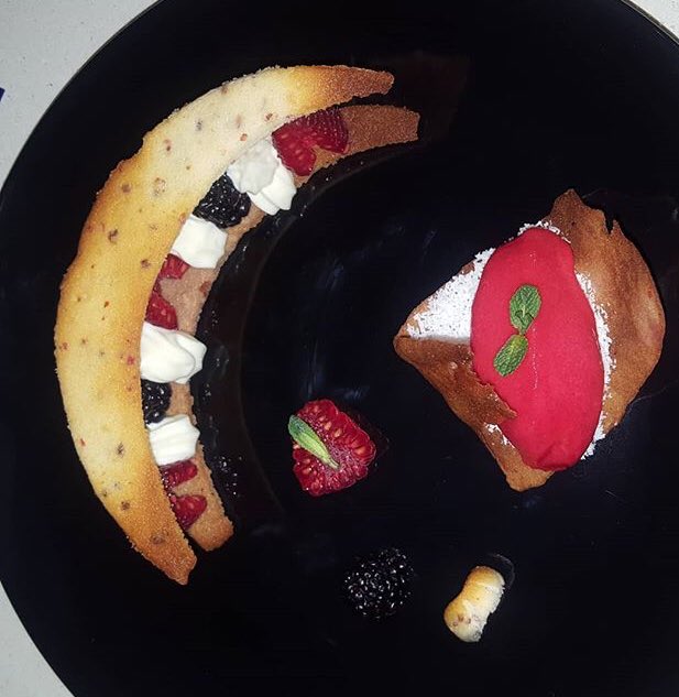 JoaydaChef's tweet photo. Sorrisi, felicità e dolci fatti in casa, questo è il mio #Carnevale che condivido con piacere con tutti voi😍. Le mie mezze lune di cialde al pepe rosa, cacao e cocco🌰, ripiene con crema chantilly, frutti di bosco e sorbetto ai lamponi... buon appetito e buon martedì grasso https://t.co/1xk5ayspfN