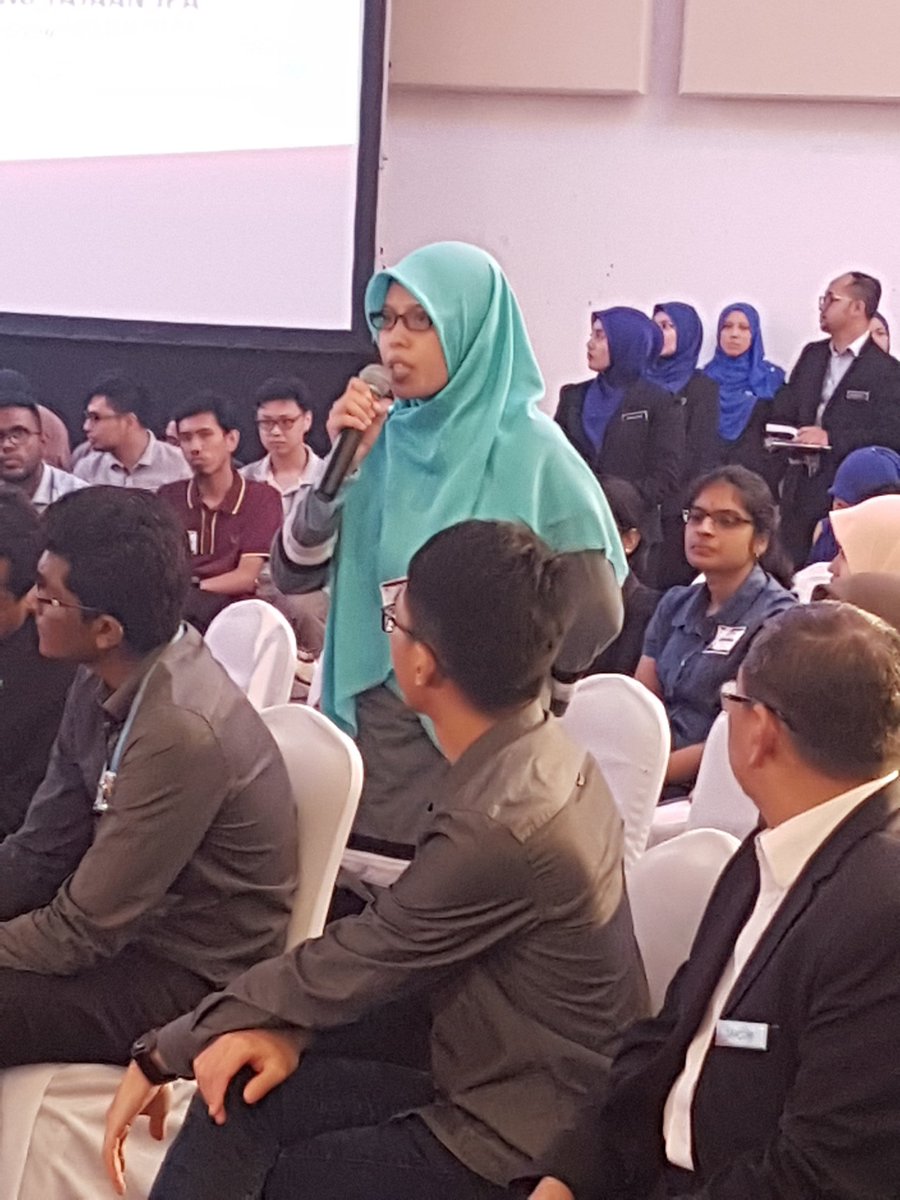 Boleh memohon jawatan kerajaan dalam bidang berlainan daripada bidang yg dipelajari dgn syarat lulus ujian. Contohnya PTD