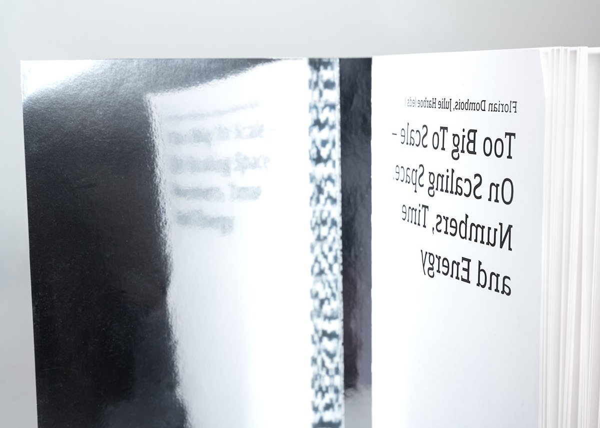 "Too Big To Scale"
Auffällige Publikation mit Spiegeleffekt, gebunden ist sie als Schweizer Broschur mit sichtbarer Fadenheftung.
Gestaltung: viola.ch
Herausgeber: Florian Dombois, Julie Harbo, Scheidegger&amp;Spiess AG
#buchdesign #buchbinden #Monochrome #spiegelung