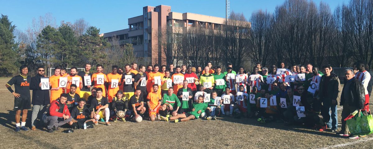 non eravamo a #MACERATA, ma il grido #NoAlRazzismo lo abbiamo lanciato sui campi di calcio : 

@uisptorino <a href="/mondialiantiraz/">MondialiAntirazzisti</a> <a href="/lucadalvit/">luca dalvit</a> @maltocortese78 @HaRagioneNonno @EmiGabirel <a href="/laziopunk/">emilia</a> #BarrieraAntiRazzista