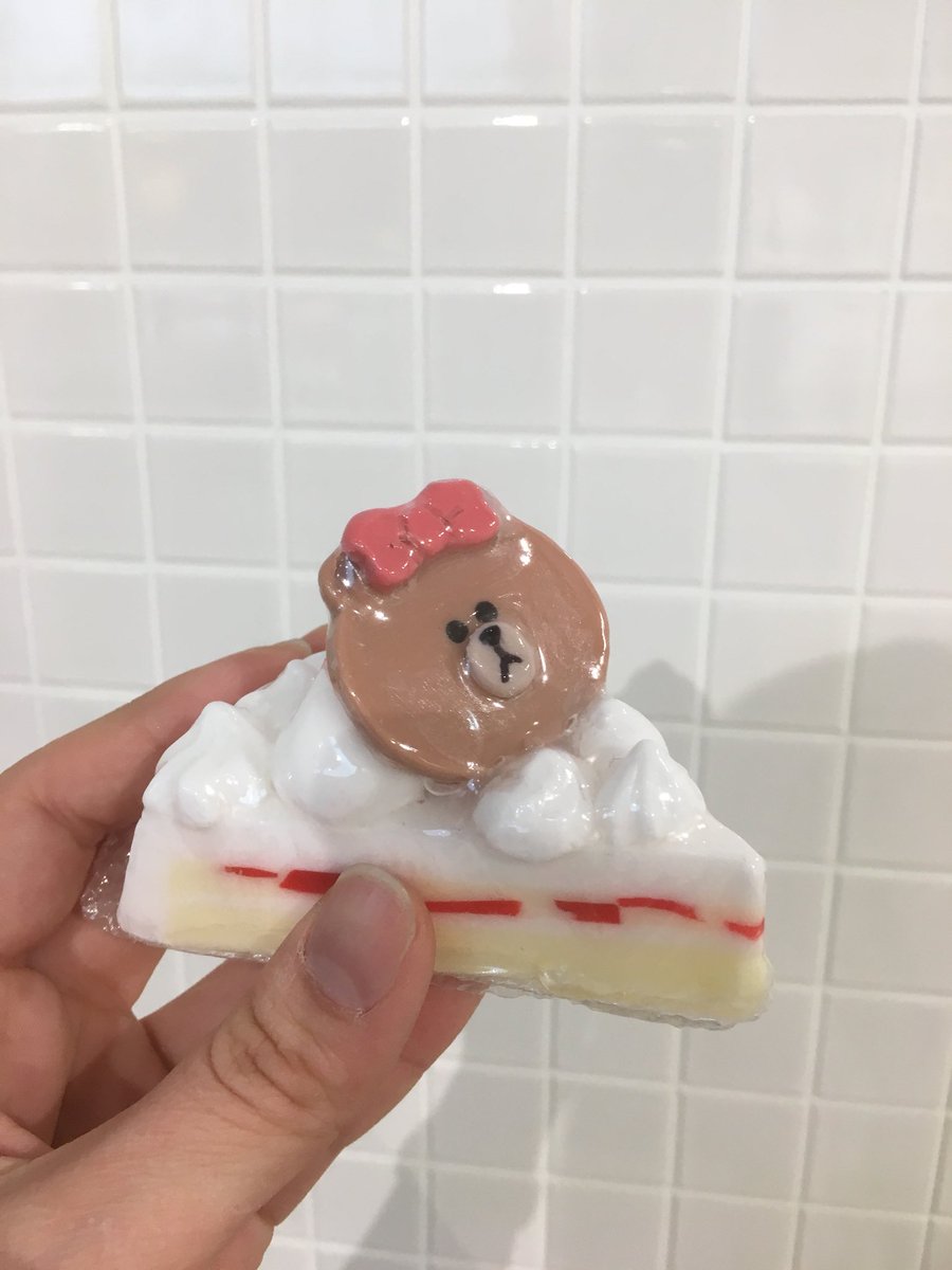 一見、ケーキ🍰に見えますが、、、
なんと、実はせっけんなのです❣️
チョコちゃん🐻🎀がデコレーションされたケーキ型ソープはケーキのように甘い香りで女の子にぴったりです🎵

甘い香りに包まれてバスタイムを楽しみましょう🛁💓

#LINEフレンズ
#原宿
#バスソープ
#choco