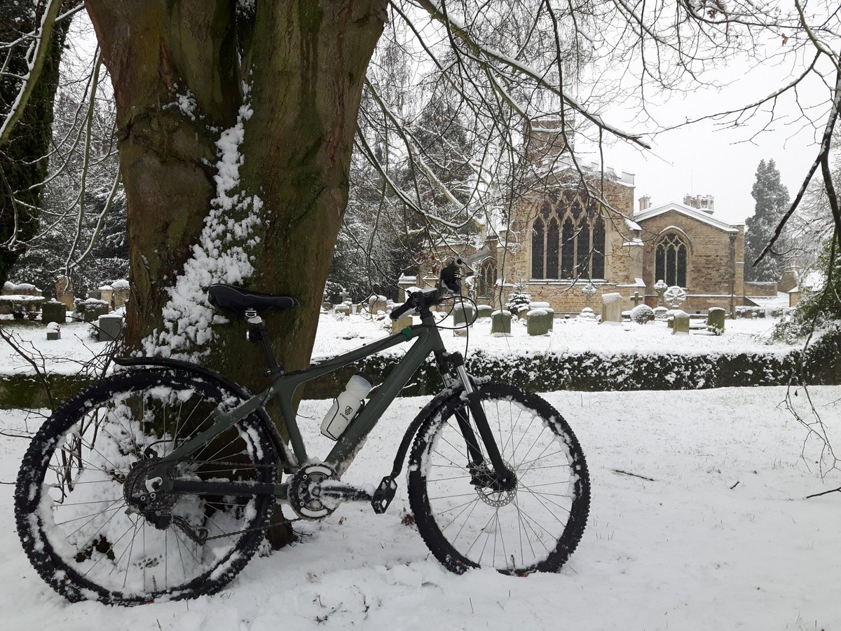 BenboBaggins123's tweet image. @gmbntech #rewind #topmod
I love cheap retro gear modernised like my 20p 26er frame with old school 68mm threaded BB, strait 1 1/8&quot; steerer and narrow Alex Rim wheels that cost £1.20 and free Avid Juicy3 but also running 1x10 XT and up to date new old stock forks.