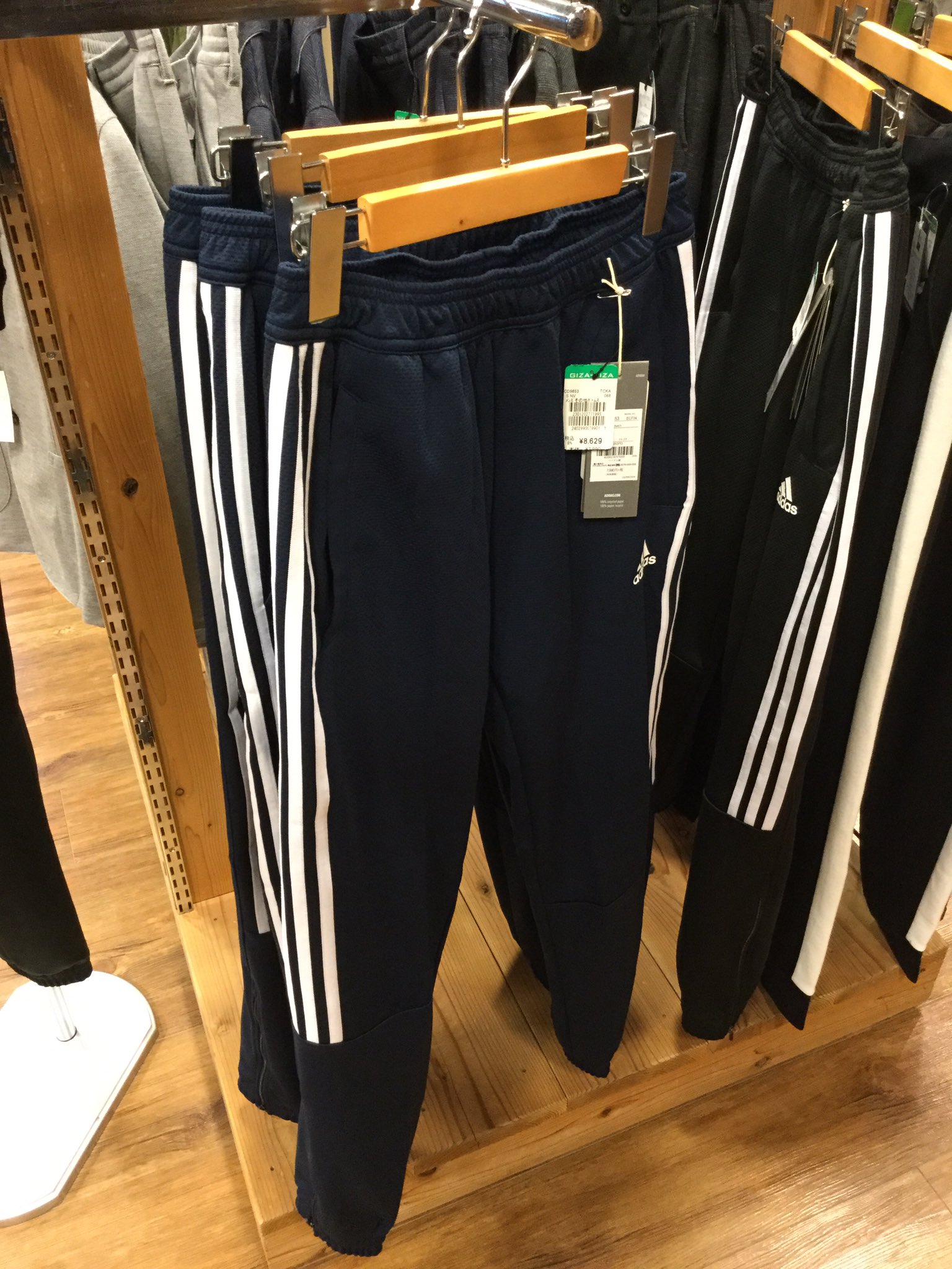 تويتر ギザギザ على تويتر Adidas ３本ラインパンツ ジョガータイプのラインパンツが入荷しています トレンドのラインパンツは見逃せないよ タウンユースはもちろん学生なら部活や授業でもオシャレに格好から 少量入荷なので早くね Adidas Adidas アディダス