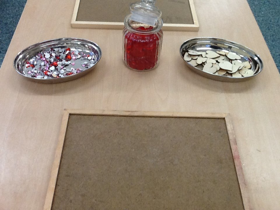 MPA_Reception's tweet photo. Extended Valentine's Day... Sharing extra love! Valentine's Day doubling cards, writing about who we love, and a bit of transient art 😘 💌💖
#ValentinesDay2018 #eyfs #play #love @MontyAcademy #EYtalking https://t.co/F5q8gpBQ7D