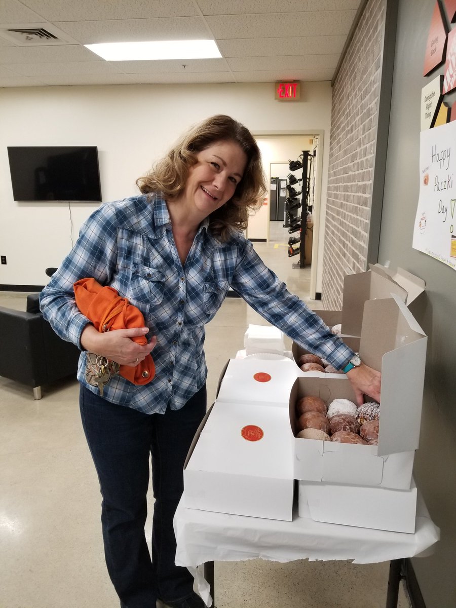 It's Paczki Day!! <a href="/GuarinoSarah/">Utica United 2708</a> @ashley2708HD @XKerrigan @SWHR33 <a href="/tennvols34/">SHANNON GOODELL</a>