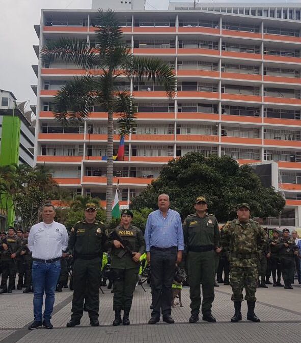 CarmenApicala's tweet photo. Ayer se realizó la ceremonia Policial, lanzamiento de la fuerza disponible ELITE para el departamento del Tolima en el Parque Murillo Toro, Ibagué Tolima a las 10:00 AM https://t.co/Ria0TzPasY