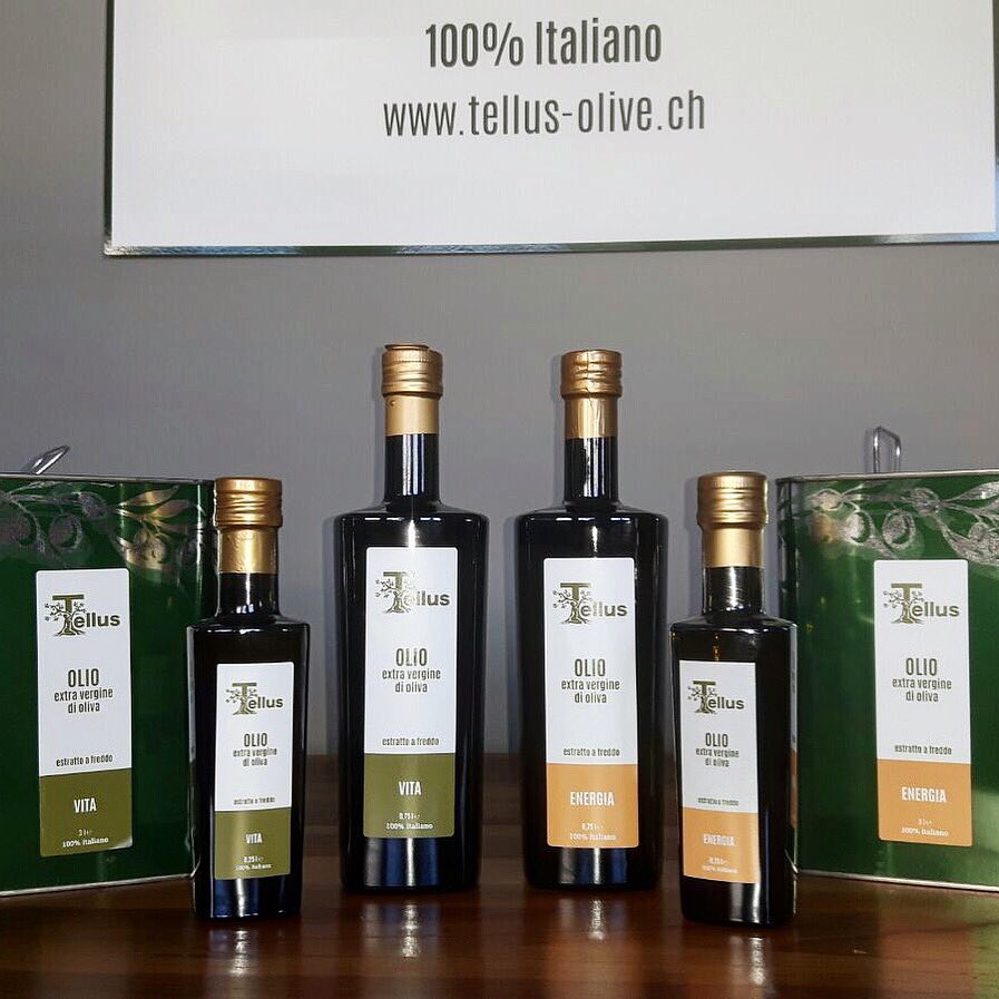 mmaronati's tweet photo. Il nuovo olio extra vergine d’oliva Tellus è arrivato! Provalo e dicci che tipo sei: VITA o ENERGIA? #extravirginoliveoil #oliveoil #extravirgin #olioextravergineoliva #sardegna #sardinia #meggen #switzerland #luzern #schwyz #küssnacht #marcallo #marcalloconcasone #evoo https://t.co/TuQXtA5G9Q