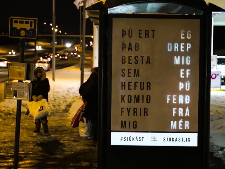 Á þessum myndum er hægt að sjá hvernig auglýsing Sjúk ást á strætóskýli breytist við tilkomu myrkurs - Tvískinnungur!
