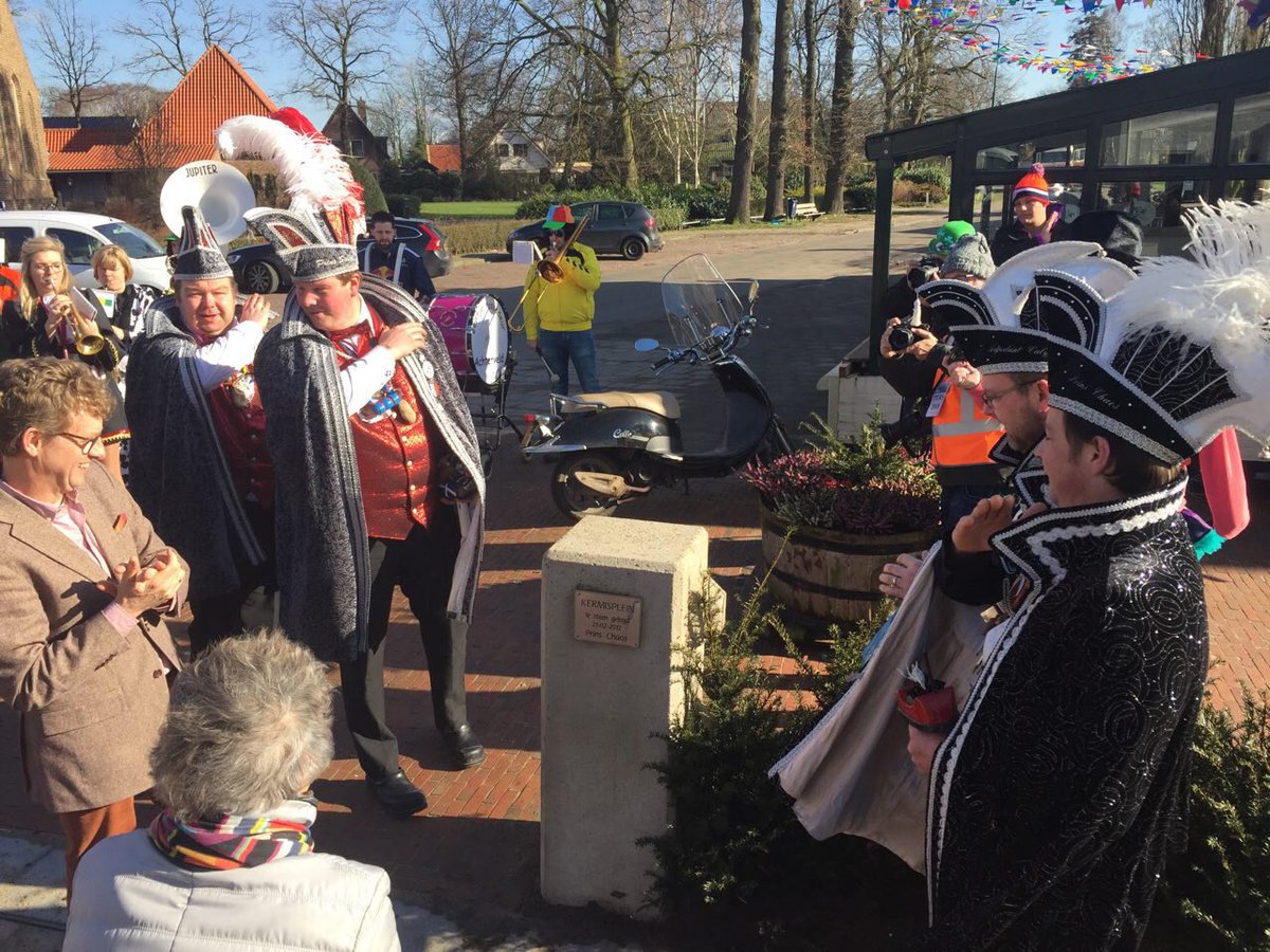 De eerste steen staat er weer. Het is bijna af 😜 #coöperatieplein #puupenkoppenland #schotsenscheef