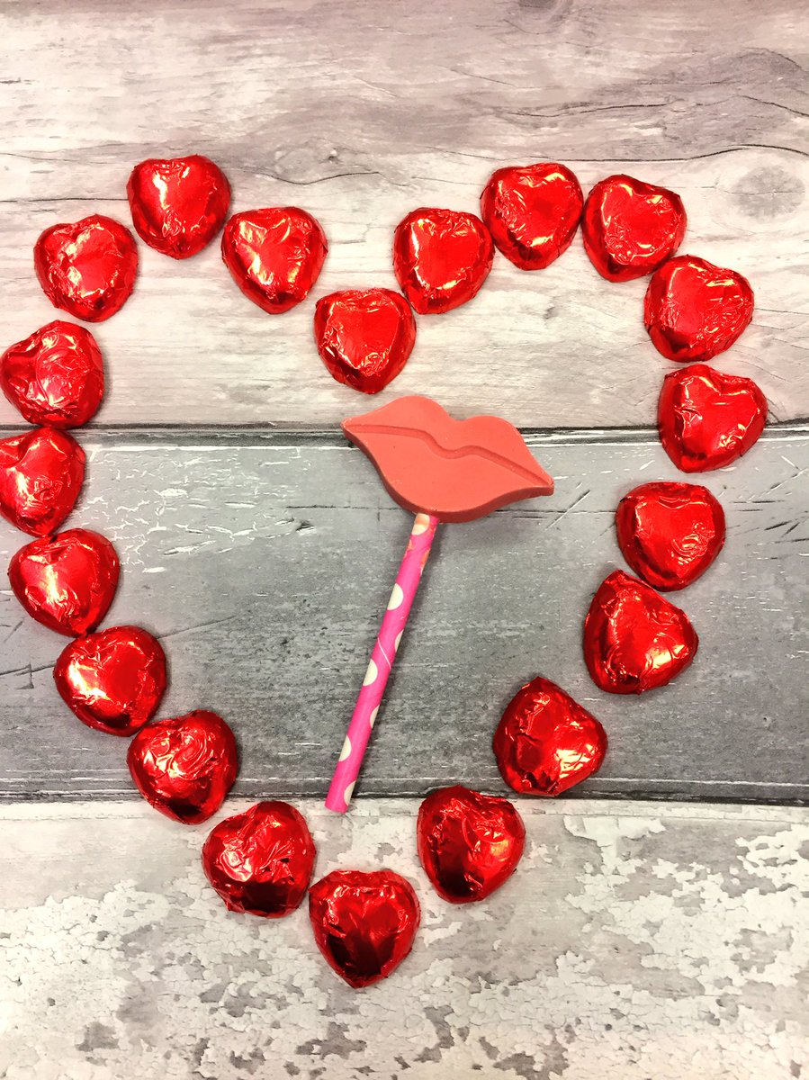 Don’t panic ! ..... we are open until 6.30 today 😉 #ValentinesDay2018 #PuckerUp #KissLolly #ChocolateHearts #GiftsForTheOneYouLove ❤️
