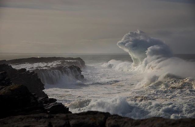 fintangillespie's tweet photo. An angry Atlantic Ocean moment captured by @andrewkilfeather. #Serpentslayer 🌊 https://t.co/YXtdQX5ah6