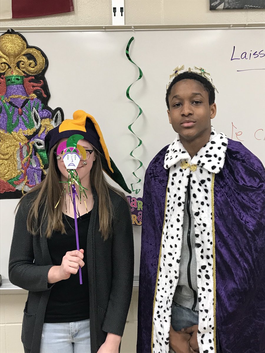 NPHSMmeJudy's tweet image. French 2 celebrating Mardi Gras with King Abu and anonymous Jester! #createextraordinary #newpalproud