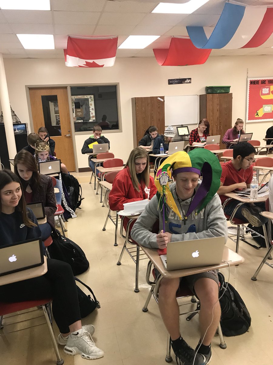 NPHSMmeJudy's tweet image. French 3 and French 4 use padlet to begin writing to students in Angers, France!🇫🇷 #CreateExtraordinary #newpalproud