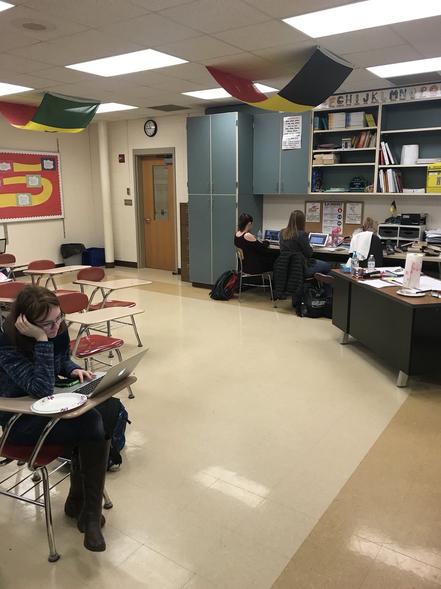 NPHSMmeJudy's tweet image. French 3 and French 4 use padlet to begin writing to students in Angers, France!🇫🇷 #CreateExtraordinary #newpalproud