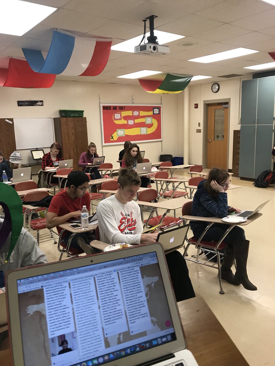 NPHSMmeJudy's tweet image. French 3 and French 4 use padlet to begin writing to students in Angers, France!🇫🇷 #CreateExtraordinary #newpalproud