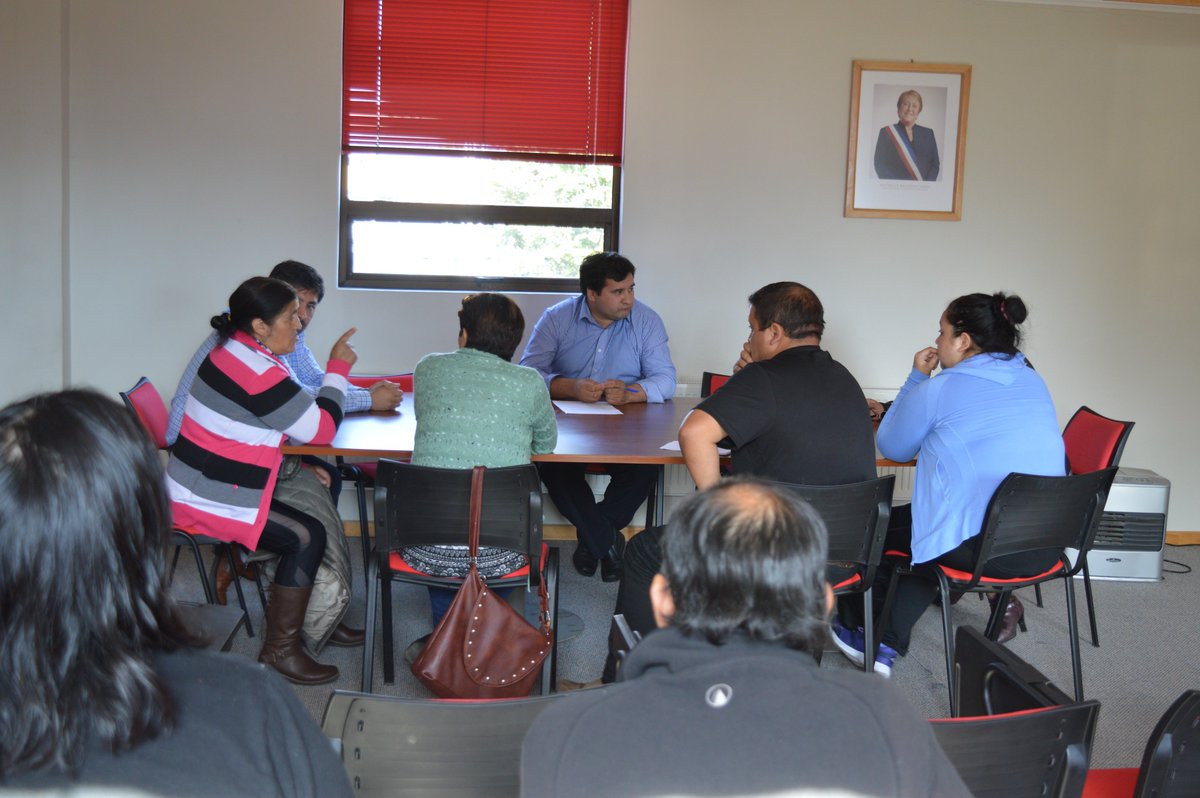 gprovaysen's tweet photo. GOBERNADOR DE AYSEN LUIS OYARZO CERON DIALOGA CON PESCADORES ARTESANALES DE PUERTO AYSEN. https://t.co/GTIVCUbFig