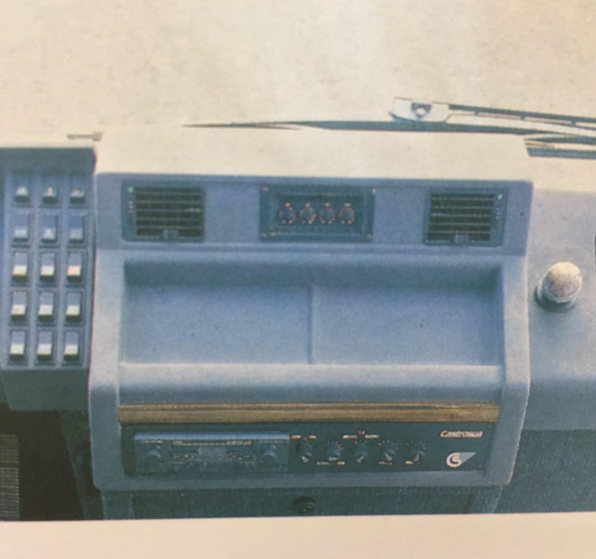 GrupoCastrosua's tweet photo. Para conmemorar el #diainternacionaldelaradio buscamos en el #BaulDeLosRecuerdos un equipo de radio del #master35, lo recuerdan? https://t.co/JvM1tJfmxC
