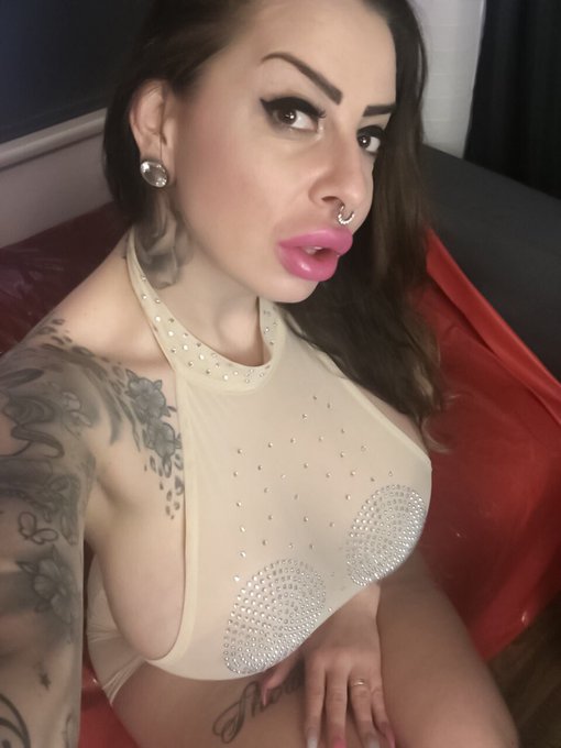 Back from holidays! Meet me in my Camshow! https://t.co/ZcQzq8f1IG 💋 #couch #barbie #love #tattoo #kiss