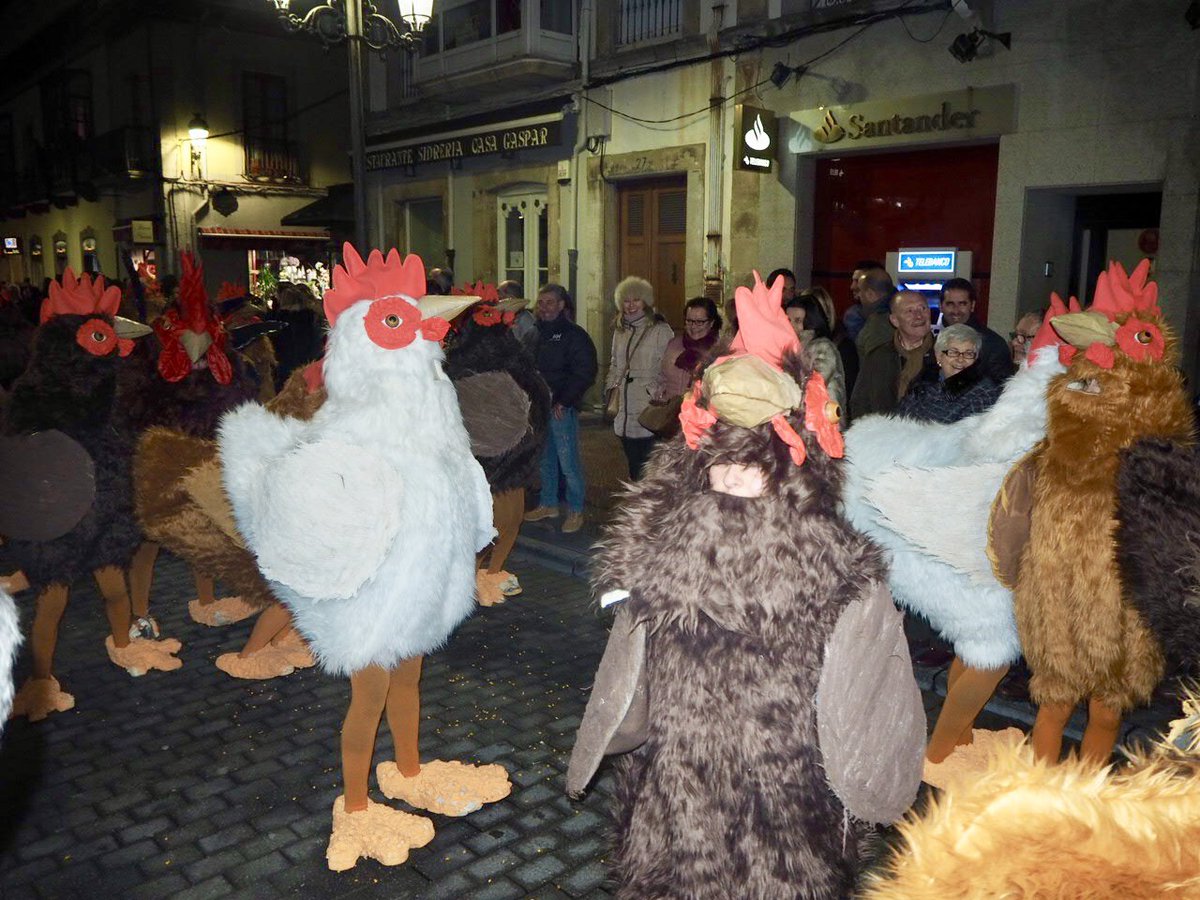 coperibadesella's tweet photo. Les pites de Toriellu triunfan en el #Carnaval de #Ribadesella #Antroxu2018 https://t.co/aHFbvGKvcd https://t.co/JNxN8C4Vtu