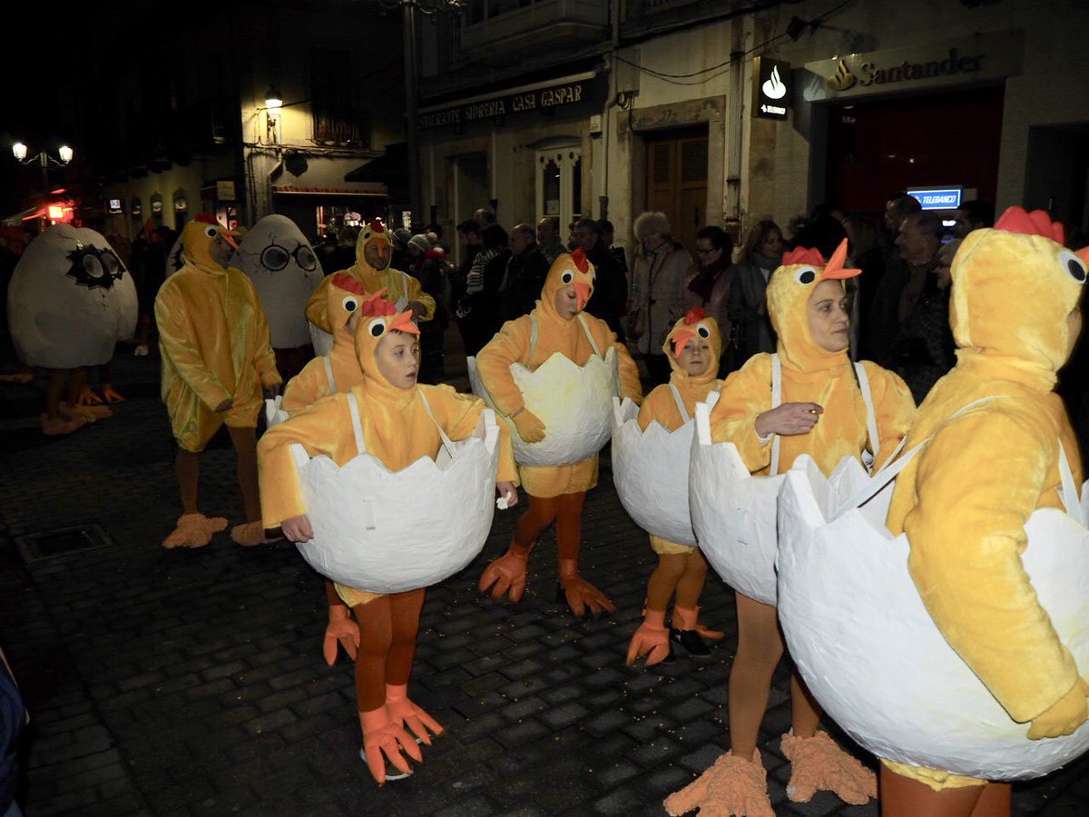 coperibadesella's tweet photo. Les pites de Toriellu triunfan en el #Carnaval de #Ribadesella #Antroxu2018 https://t.co/aHFbvGKvcd https://t.co/JNxN8C4Vtu