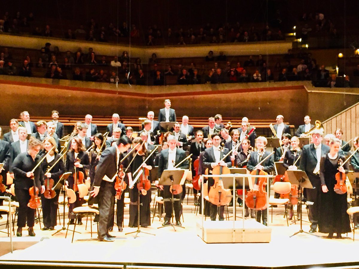 ManuelBrug's tweet photo. A juvenile fresh sounding and clever prepared #Brickner 6th with a motivated worldclass orchestra @DSOBerlin #robinticciati. Very impressive @BerlinPhil and the other (#rattle) curls where in the public https://t.co/4E5pGhaHeZ