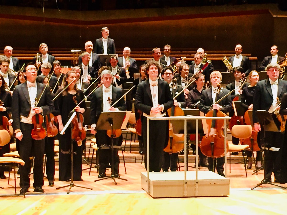 ManuelBrug's tweet photo. A juvenile fresh sounding and clever prepared #Brickner 6th with a motivated worldclass orchestra @DSOBerlin #robinticciati. Very impressive @BerlinPhil and the other (#rattle) curls where in the public https://t.co/4E5pGhaHeZ