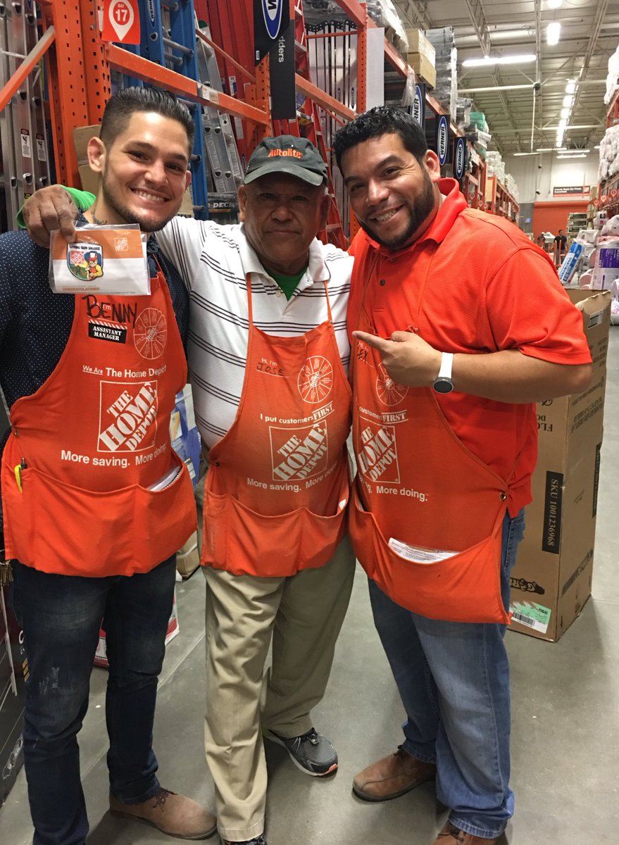 felixalmodovar's tweet photo. JOSE D21 being recognized for being Awesome 👏🏽 and creating an emotional connection with a customer.   Thank you for what you do everyday! https://t.co/tjrzVElVUO