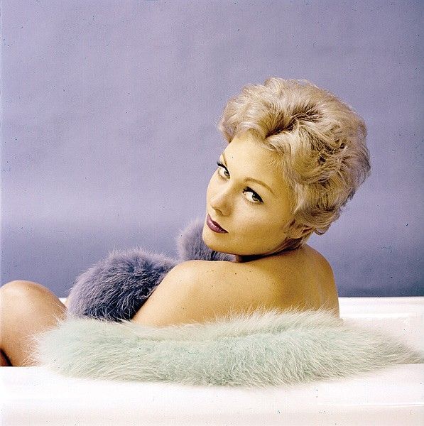  Kim Novak.
[ Milton Greene, 1955]

Happy 85th birthday. 