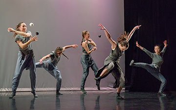 zesty_dance's tweet photo. Gandini Juggling &amp; Alexander Whitley – Spring – Cambridge https://t.co/nh4SWyVdA0 https://t.co/6np9NaFlCZ