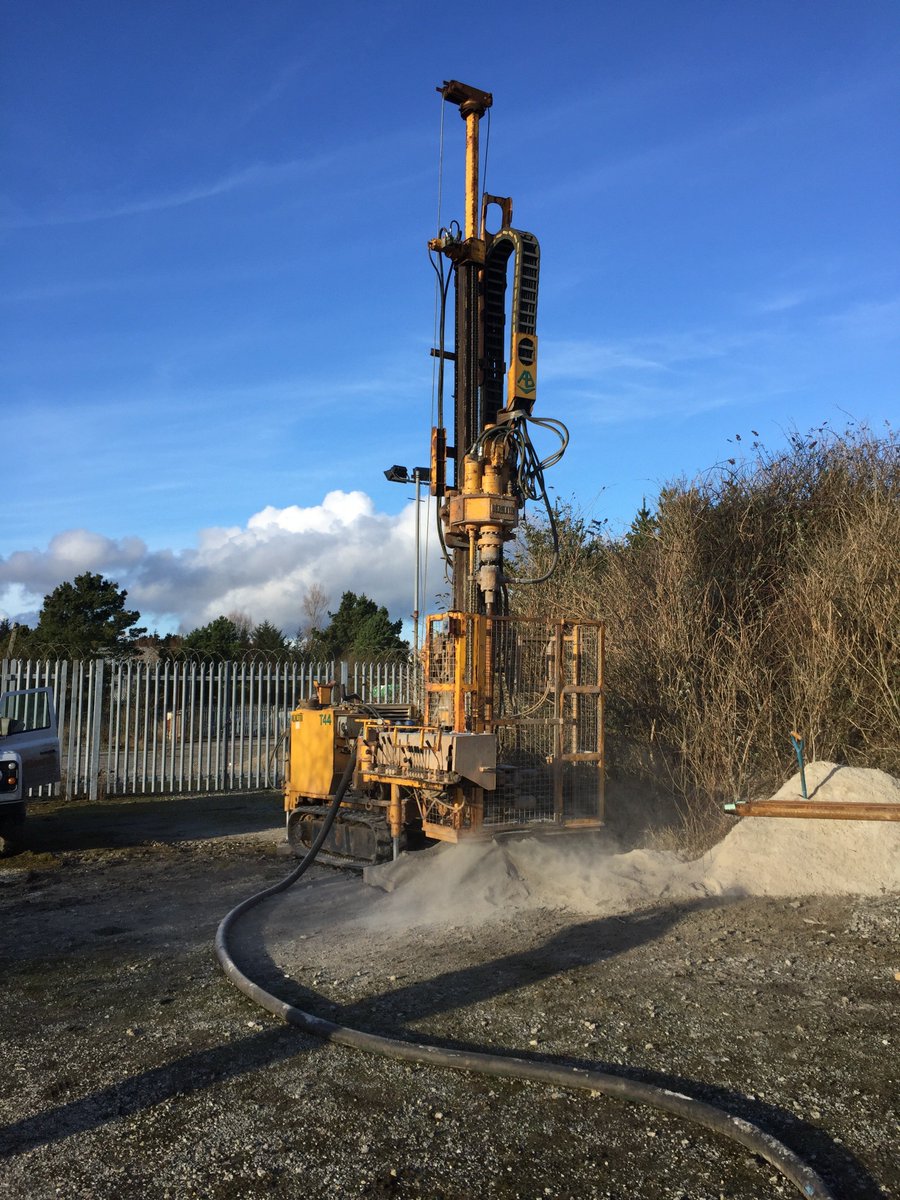 GeoScienceLtd's tweet image. Lucy was on site yesterday doing some cuttings logging for the #geology , the sun was shining, and the pilot hole was being drilled! @GELtd @PlymHotRocks @BritGeoSurvey #UDDGP #uniteddowns #cornwall #hotrocks