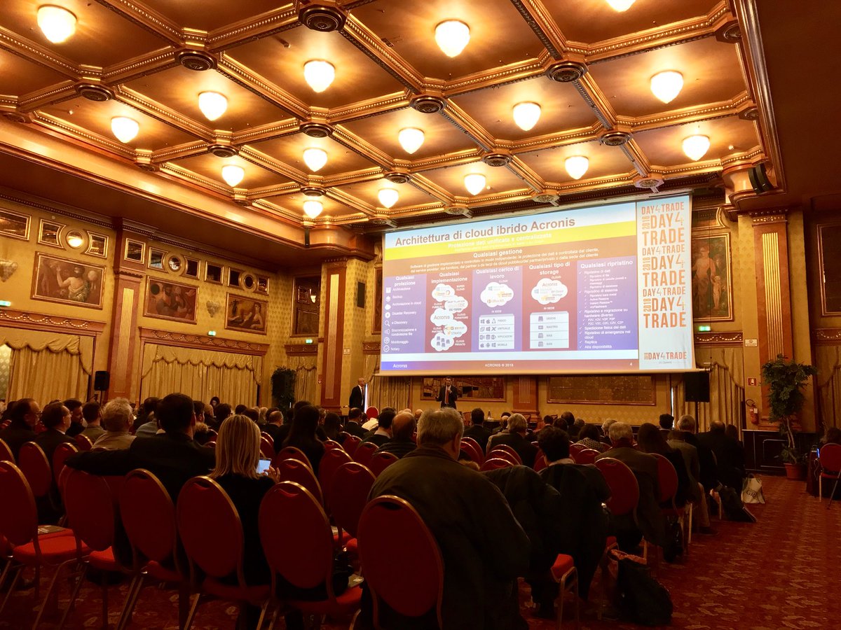 Sul palco il primo speed talk della giornata sul Cloud Computing: @ale_perotti di @Acronis_Italia | #D4T2018 #SMMdayIT