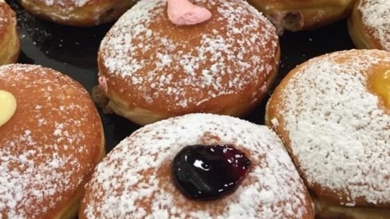 wkyc's tweet image. It's #FatTuesday! Time to indulge on paczki in Cleveland: on.wkyc.com/2ssbpAe. Who has the best paczki in Northeast Ohio? @TiffanyTarpley @MichaelEstimeWX @holliesmiles
