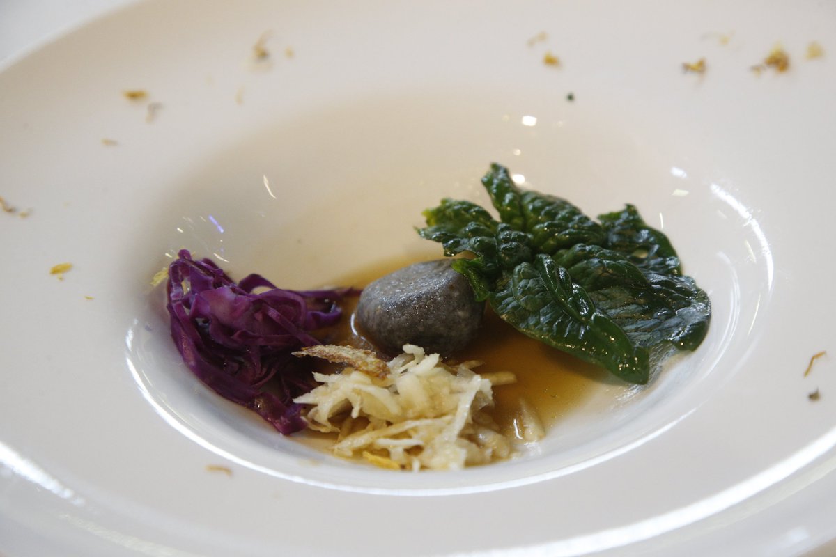 FieraCucinare's tweet photo. "Papà del gnocco Bowls" dall'oriente a #Verona.
La blogger #ChezMorandi, a #CucinareGreen ha portato, oltre al suo carisma e alla sua simpatia, il "Buddah bowl".
Una ciotola piena di ingredienti colorati, nutrienti, sani e deliziosi che ricordano la forma della pancia del Buddah https://t.co/TIpbxKl1Ht