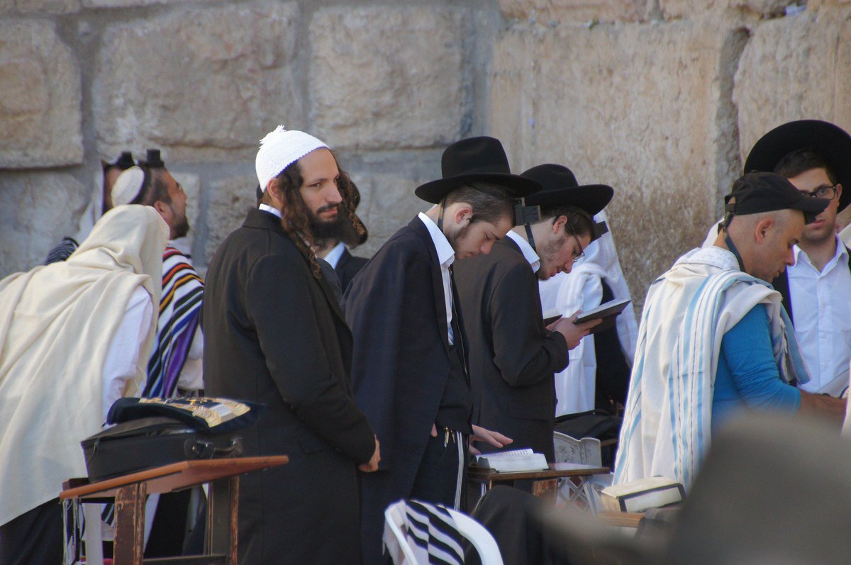 "Bekeerd? Auto cadeau!"

Christelijke joden die een substantie aan de koffie toevoegen 'om joden in christenen te veranderen'. Of bij een bekering een auto cadeau doen...

In Israël worden Messias-belijdende joden in de lokale media zwartgemaakt.

goo.gl/JJtSkh