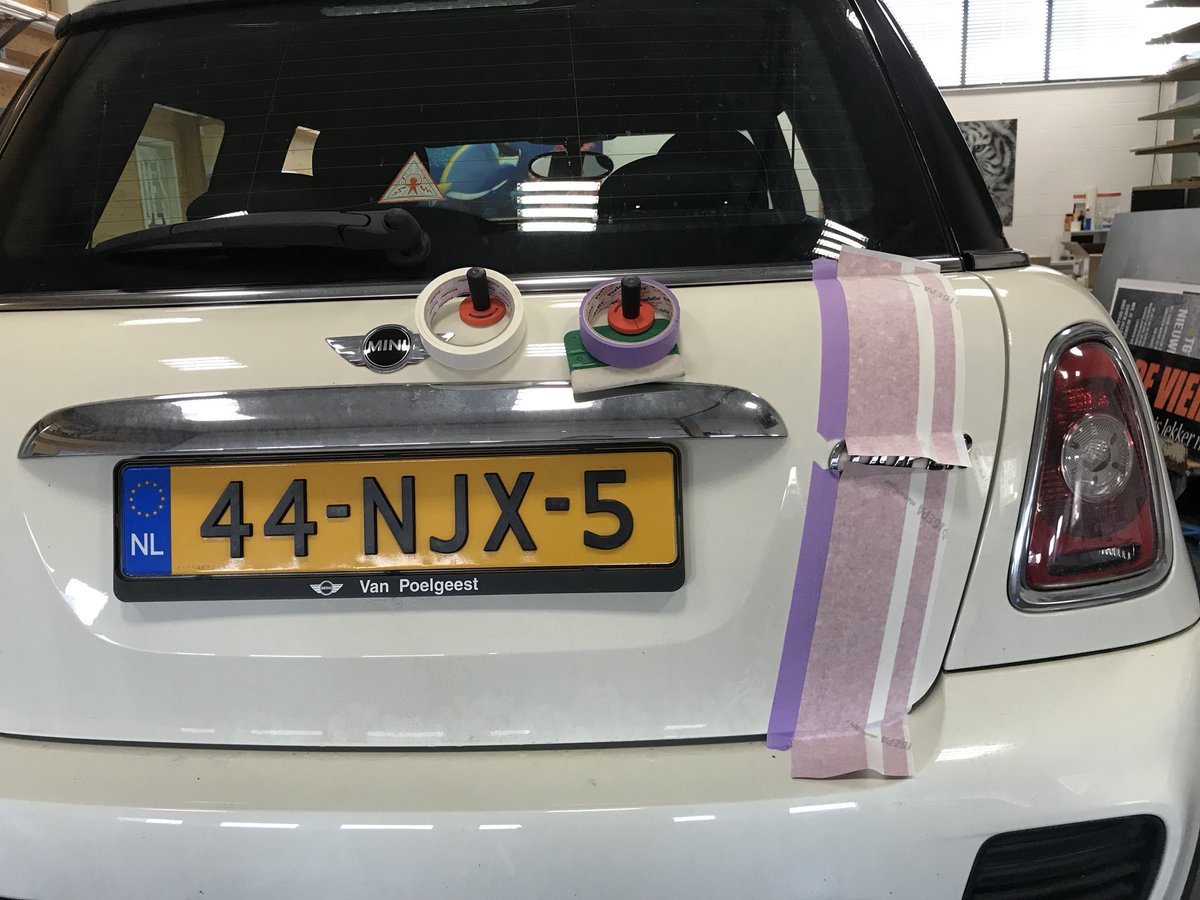 VlindemansV's tweet photo. Oude striping #minijohncooper vervangen voor frisse nieuwe striping. @Logosenletters https://t.co/jmIS94TY8d