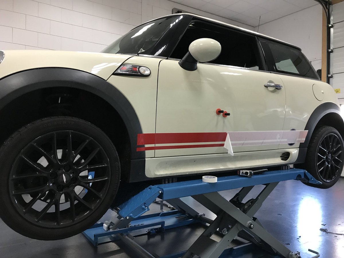 VlindemansV's tweet photo. Oude striping #minijohncooper vervangen voor frisse nieuwe striping. @Logosenletters https://t.co/jmIS94TY8d