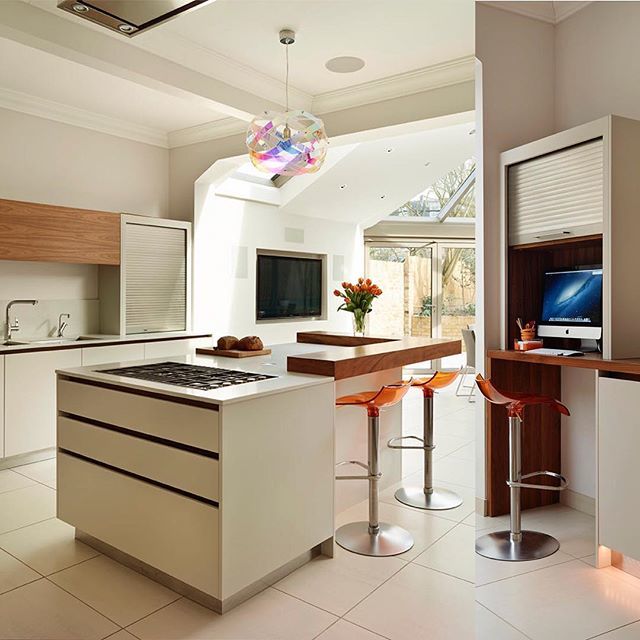roundhouse_dsgn's tweet image. Smart, simple &amp;amp; superbly finished. This white matt lacquer kitchen with cabinet and breakfast bar in Walnut  horizontal veneer has copious storage space, including a tambour unit which hides a tiny home office. #roundhousedesign #kitchenstorage  #homeoff… ift.tt/2o45wDF