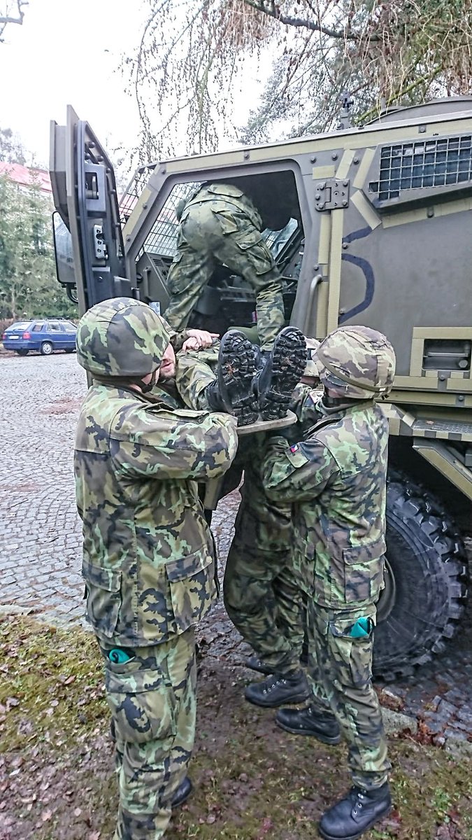 ArmadaCR's tweet photo. Minometná baterie 71. mechanizovaného praporu dostala ke konci loňského roku nová těžká nákladní vozidla Tatra 815 8x8 PRAM, určená k převozu 120 mm minometů. Součástí přeškolení na novou techniku jsou i nácviky vyprošťování zraněných kolegů z vozidla. #71mp #vojaci https://t.co/Bonf1CdgNd