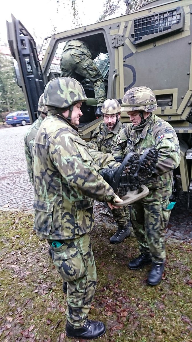 ArmadaCR's tweet photo. Minometná baterie 71. mechanizovaného praporu dostala ke konci loňského roku nová těžká nákladní vozidla Tatra 815 8x8 PRAM, určená k převozu 120 mm minometů. Součástí přeškolení na novou techniku jsou i nácviky vyprošťování zraněných kolegů z vozidla. #71mp #vojaci https://t.co/Bonf1CdgNd