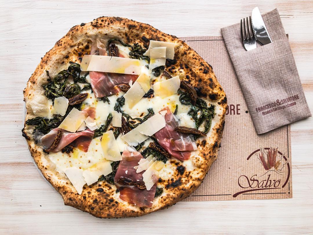 50TopPizza's tweet image. Come festeggiare di #martedigrasso? #pizza della #pizzeria SALVO Francesco&amp;amp;Salvatore, terzo posto della classifica 2017 di #50TopPizza e Miglior Carta dei Vini: Bianca con FiordiLatte, Friarielli  Amari, Fichi secchi, scaglie di Provolone di Recco, prosciutto crudo e  olio EVO.