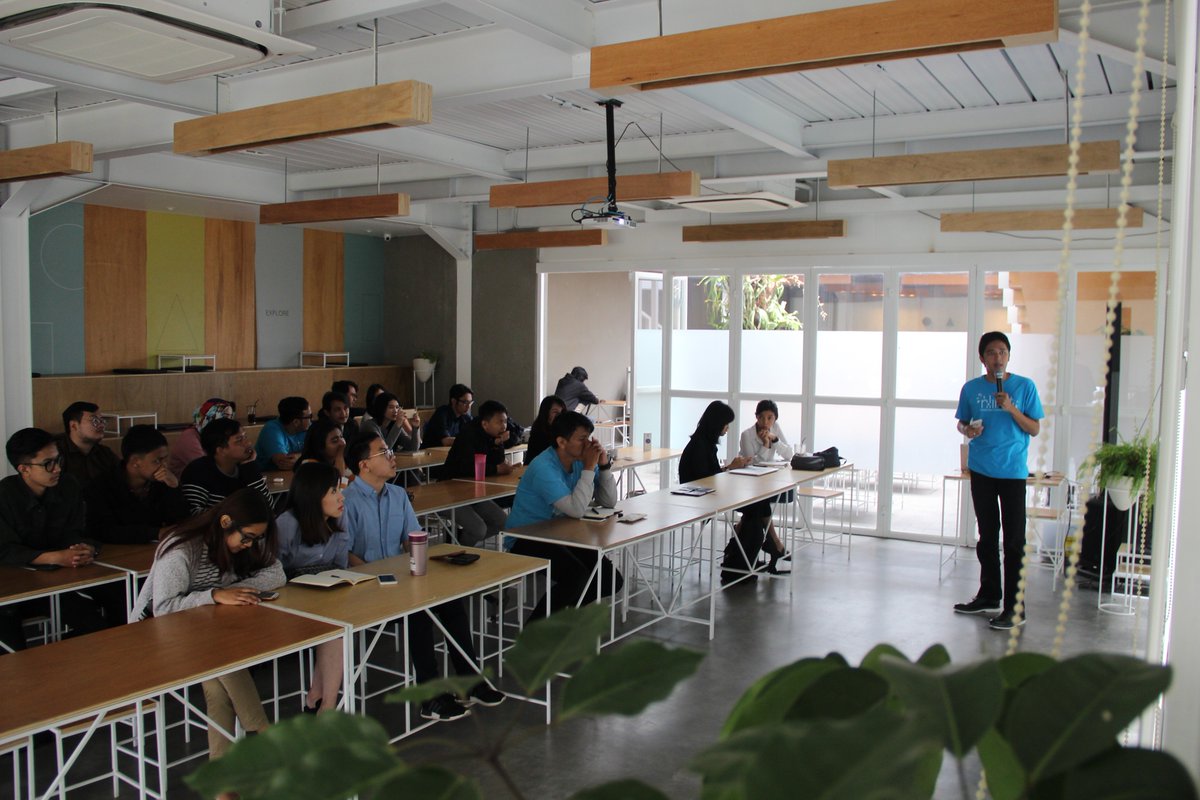 NoLimitID's tweet image. #NoLimitLife Suasana siang tadi, CEO kami, @aqsath, tengah berbagi pemahamannya tentang Digital Landscape 2018 dalam #DigitalBreakfast yang diselenggarakan oleh Coconut. Apa saja yang kami diskusikan? Nantikan kesimpulan di penghujung minggu ini! #NoLimitIndonesia