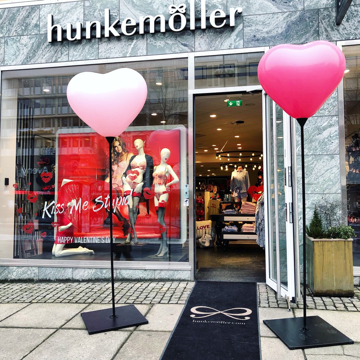 tania_sorian's tweet photo. Nu taggar vi inför alla hjärtans dag imorgon !😍💋🎀
#ValentinesDay #hunkemoller #Aveny #5813 @Hunkemoller https://t.co/vEIvWlHDxY